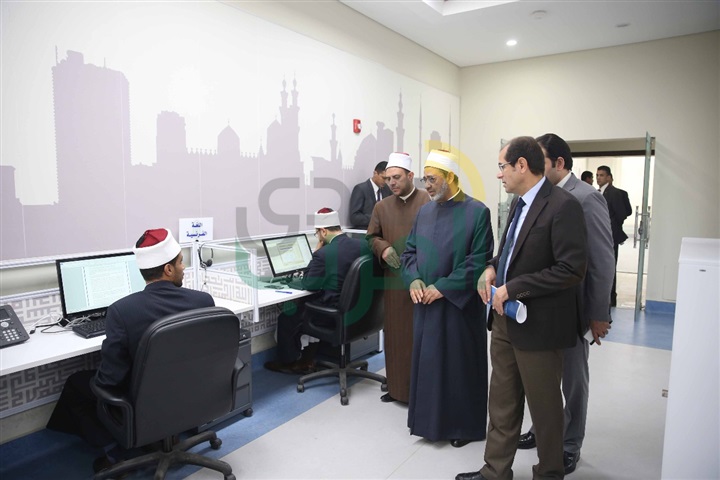 الإمام الأكبر يقوم بجولة تفقدية في مركز الأزهر العالمي للرصد والفتوى الإلكترونية 