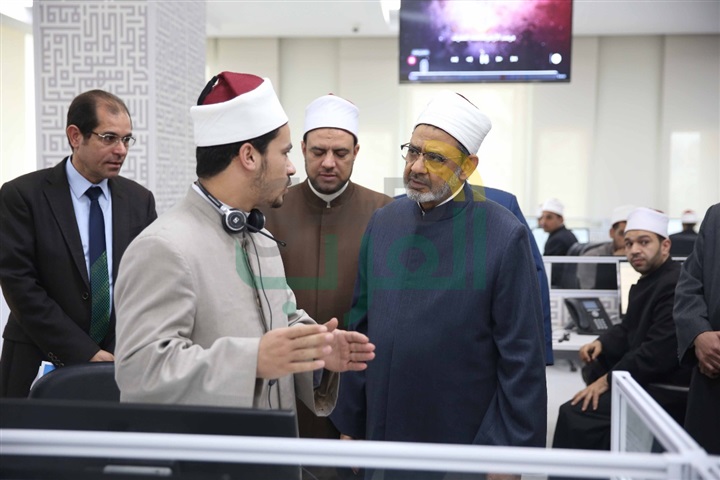 الإمام الأكبر يقوم بجولة تفقدية في مركز الأزهر العالمي للرصد والفتوى الإلكترونية 