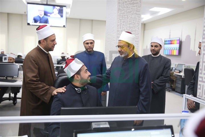 الإمام الأكبر يقوم بجولة تفقدية في مركز الأزهر العالمي للرصد والفتوى الإلكترونية 