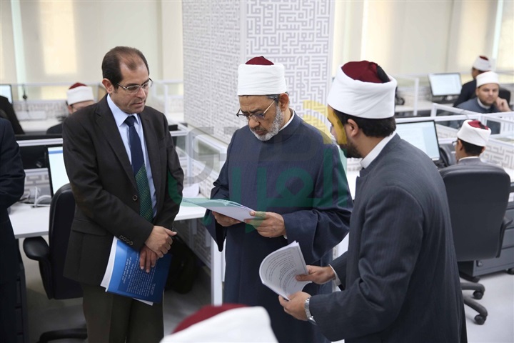 الإمام الأكبر يقوم بجولة تفقدية في مركز الأزهر العالمي للرصد والفتوى الإلكترونية 