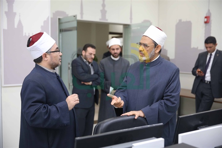 الإمام الأكبر يقوم بجولة تفقدية في مركز الأزهر العالمي للرصد والفتوى الإلكترونية 