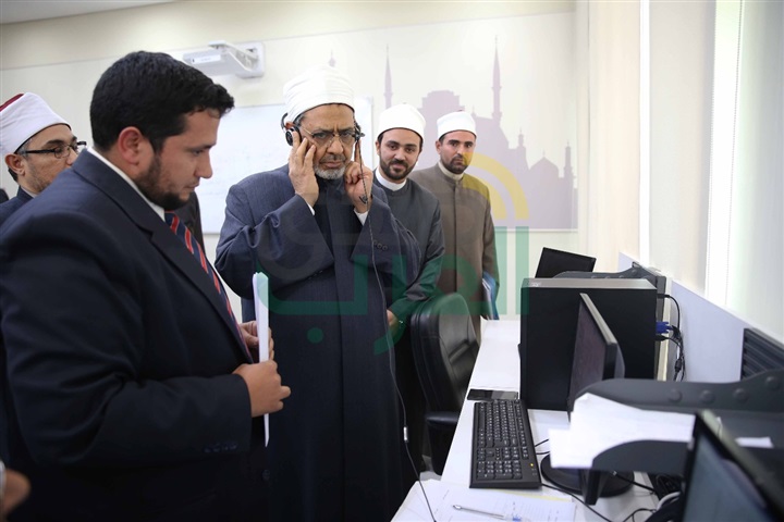 الإمام الأكبر يقوم بجولة تفقدية في مركز الأزهر العالمي للرصد والفتوى الإلكترونية 
