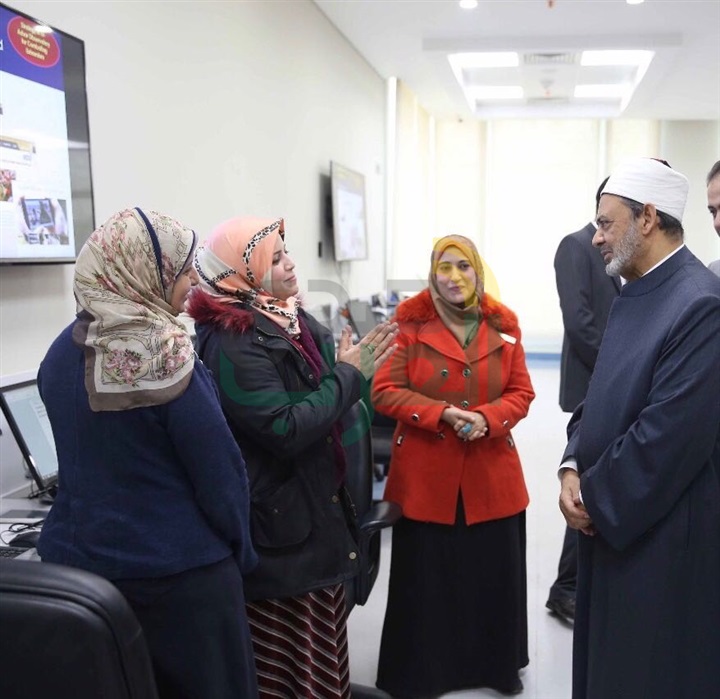 الإمام الأكبر يقوم بجولة تفقدية في مركز الأزهر العالمي للرصد والفتوى الإلكترونية 