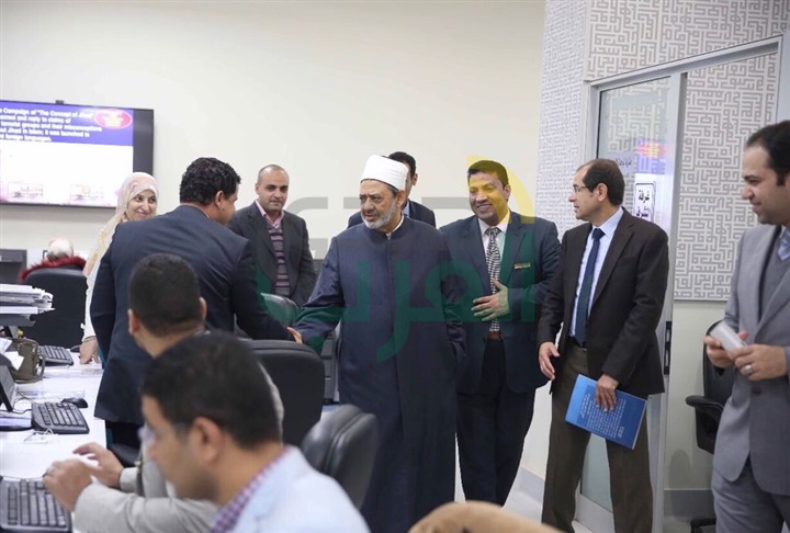 الإمام الأكبر يقوم بجولة تفقدية في مركز الأزهر العالمي للرصد والفتوى الإلكترونية 