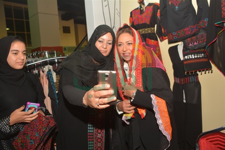 ليلى علوي تزور " ديارنا" وتدعو الجمهور إلى دعم سيناء من خلال شراء منتجاتها ليلى علوي تزور " ديارنا" وتدعو الجمهور إلى دعم سيناء من خلال شراء منتجاتها