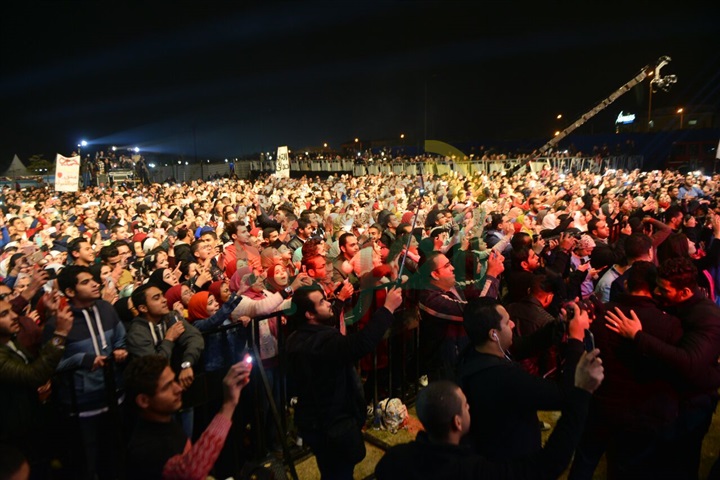 بالصور .. الجمهور يتحدي برودة الجو ويتوافد بالآلاف على حفل حماقي ب ٦أكتوبر بالصور .. الجمهور يتحدي برودة الجو ويتوافد بالآلاف على حفل حماقي ب ٦أكتوبر