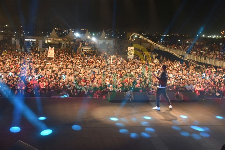 بالصور .. الجمهور يتحدي برودة الجو ويتوافد بالآلاف على حفل حماقي ب ٦أكتوبر بالصور .. الجمهور يتحدي برودة الجو ويتوافد بالآلاف على حفل حماقي ب ٦أكتوبر