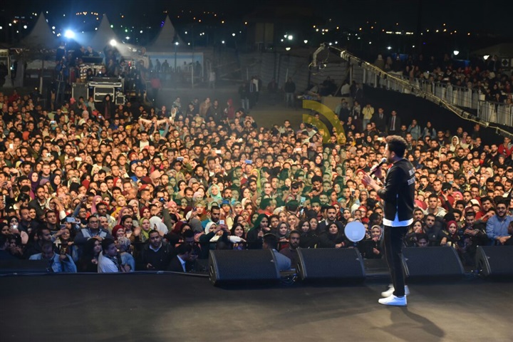 بالصور .. الجمهور يتحدي برودة الجو ويتوافد بالآلاف على حفل حماقي ب ٦أكتوبر بالصور .. الجمهور يتحدي برودة الجو ويتوافد بالآلاف على حفل حماقي ب ٦أكتوبر
