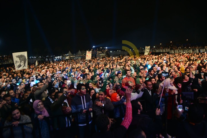 بالصور .. الجمهور يتحدي برودة الجو ويتوافد بالآلاف على حفل حماقي ب ٦أكتوبر بالصور .. الجمهور يتحدي برودة الجو ويتوافد بالآلاف على حفل حماقي ب ٦أكتوبر