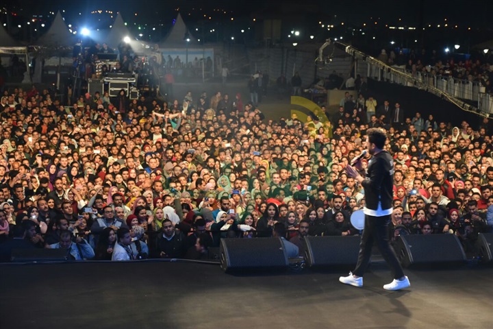 بالصور .. الجمهور يتحدي برودة الجو ويتوافد بالآلاف على حفل حماقي ب ٦أكتوبر بالصور .. الجمهور يتحدي برودة الجو ويتوافد بالآلاف على حفل حماقي ب ٦أكتوبر