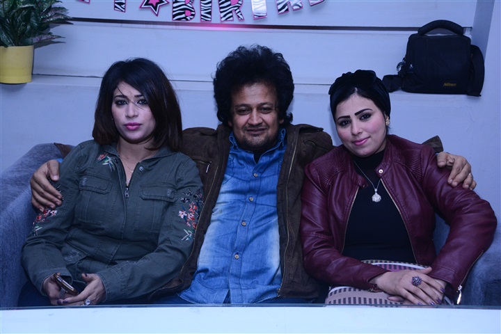 بالصور.. احتفال السيناريست أحمد عاشور بعيد ميلاد زوجته الفنانة عايدة غنيم