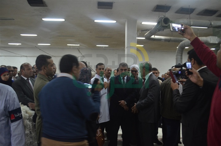 وزير قطاع الأعمال العام ومحافظ قنا يتفقدان المرحلة الأولي لتطوير مصنع غزل قنا