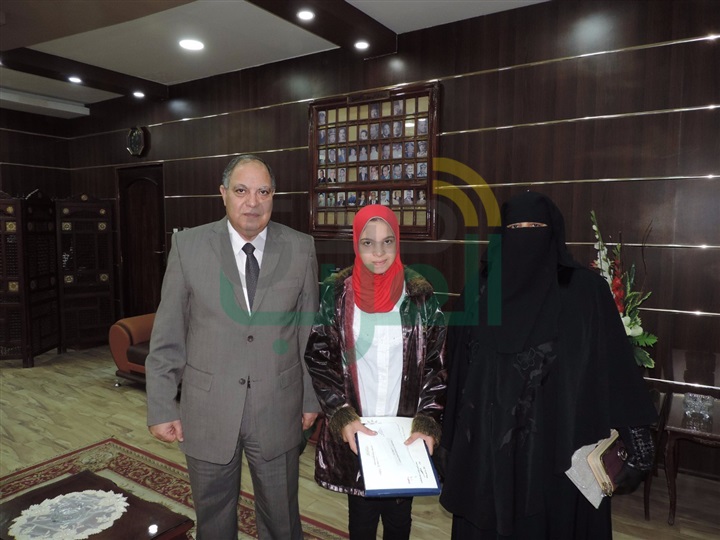 بالصور.. مدير أمن كفر الشيخ يرسم الفرحة على وجه "آلاء" ابنة شهيد الشرطة