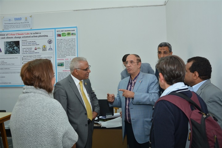 رئيس جامعة أسيوط يتفقد معمل تهيئة المناخ داخل المباني 