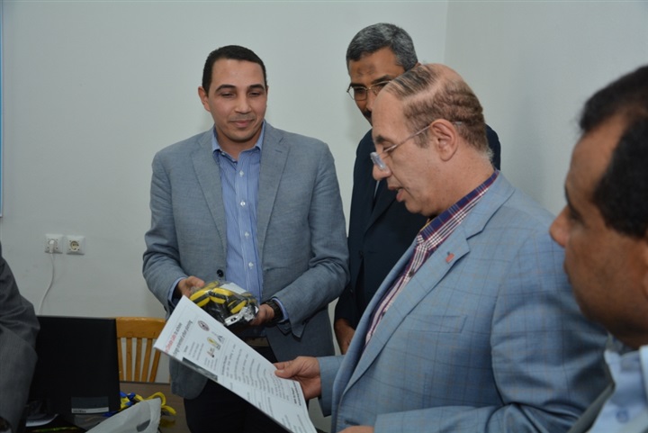 رئيس جامعة أسيوط يتفقد معمل تهيئة المناخ داخل المباني 