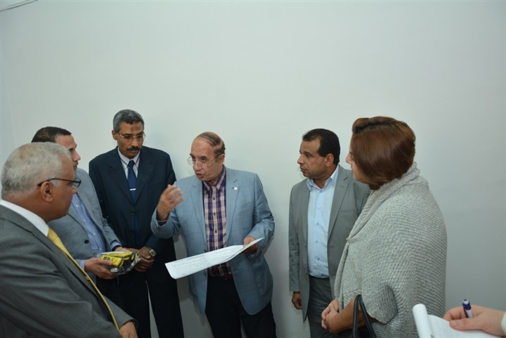 رئيس جامعة أسيوط يتفقد معمل تهيئة المناخ داخل المباني 