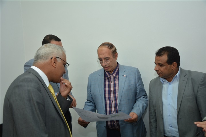 رئيس جامعة أسيوط يتفقد معمل تهيئة المناخ داخل المباني 