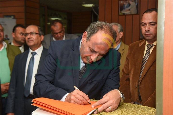 محافظ الإسكندرية يتفقد شركة الصرف الصحي ويتابع الخط الساخن والعمليات 
