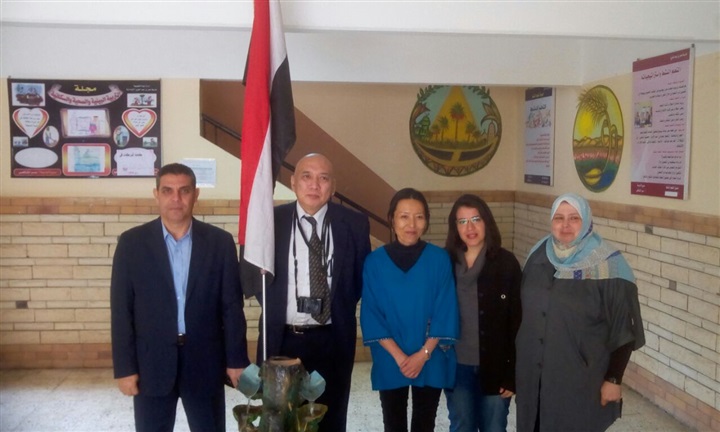 بالصور.. زيارة وفد ياباني لمدرسة عمر بن العزيز ببنها  
