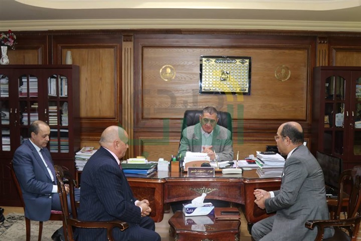 بالصور.. محافظ كفرالشيخ ومساعد وزير المالية يبحثان تفعيل ميكنة الوحدات الحسابية والدفع الإلكترونى 