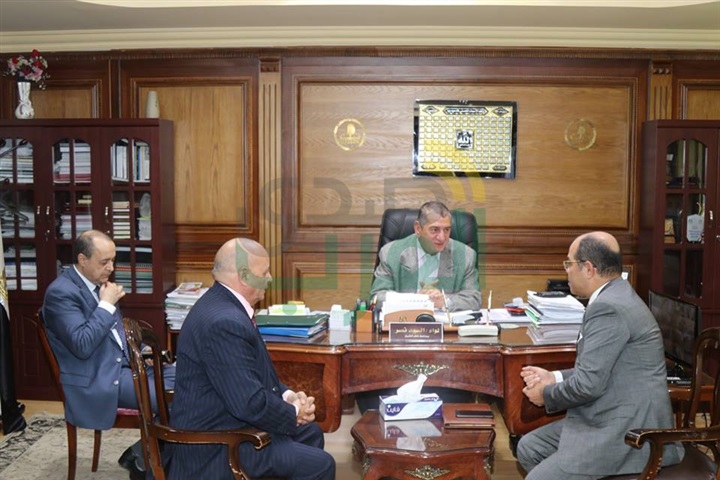 بالصور.. محافظ كفرالشيخ ومساعد وزير المالية يبحثان تفعيل ميكنة الوحدات الحسابية والدفع الإلكترونى 