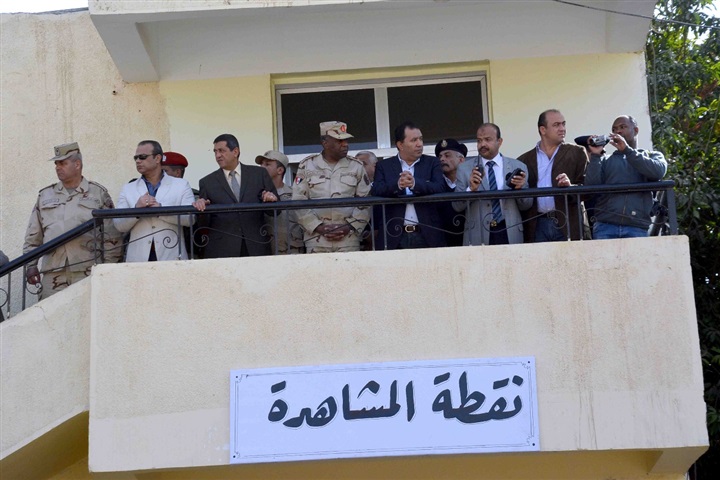 بالصور.. لليوم الثاني على التوالي محافظ الأقصر وقائد قوات الدفاع الشعبي يشهدا العملية صقر 21