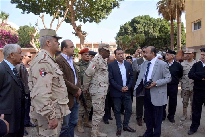 بالصور.. لليوم الثاني على التوالي محافظ الأقصر وقائد قوات الدفاع الشعبي يشهدا العملية صقر 21