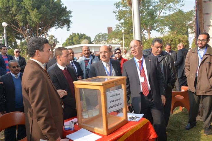رئيس جامعة أسيوط يتفقد أعمال انتخابات رئيس اتحاد طلاب الجامعة 