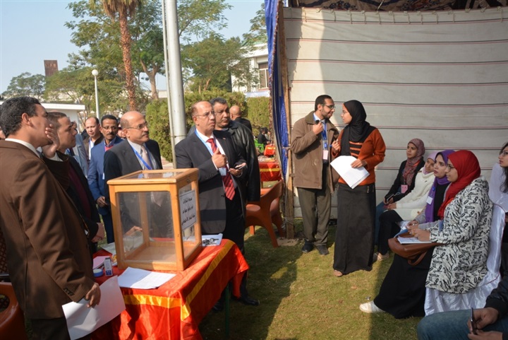 رئيس جامعة أسيوط يتفقد أعمال انتخابات رئيس اتحاد طلاب الجامعة 