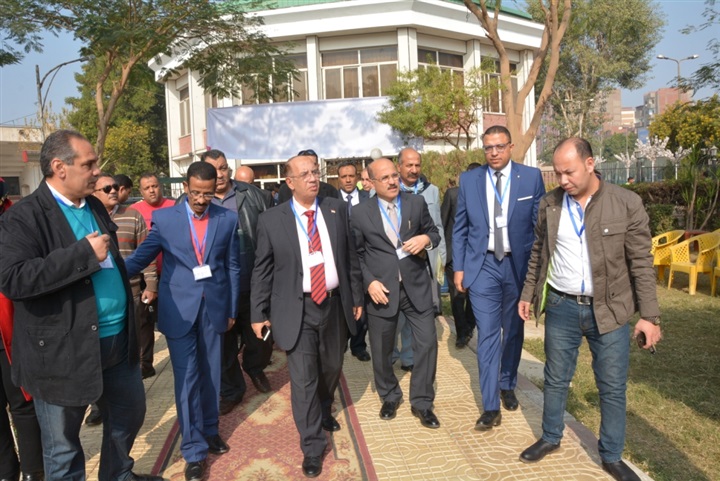 رئيس جامعة أسيوط يتفقد أعمال انتخابات رئيس اتحاد طلاب الجامعة 