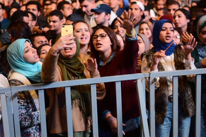 بالصور.. حماقى يتألق فى حفل الأكاديمية البحرية بالحديقة الصينيه 