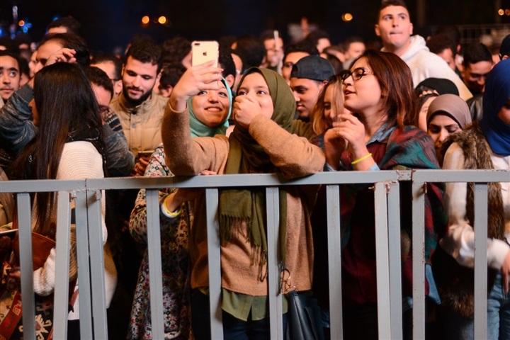 بالصور.. حماقى يتألق فى حفل الأكاديمية البحرية بالحديقة الصينيه 