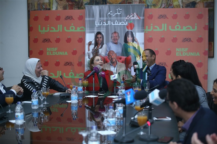 بالصور.. تكريم أبطال مسلسل عأئلة زيزو من مجله نص الدنيا بالصور.. تكريم أبطال مسلسل عأئلة زيزو من مجله نص الدنيا