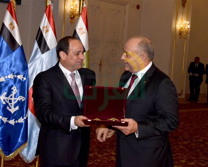 الرئيس السيسي يكرم الفريق محمود حجازي ويمنحه وسام الجمهورية من الطبقة الأولى الرئيس السيسي يكرم الفريق محمود حجازي ويمنحه وسام الجمهورية من الطبقة الأولى