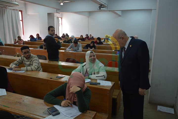 رئيس جامعة الزقازيق يتفقد لجان الامتحانات بكليات الجامعة