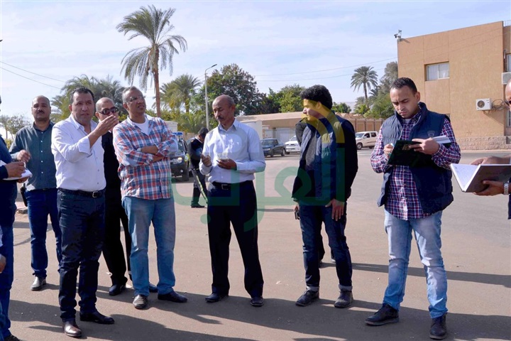 بالصور.. محافظ الأقصر يتفقد طريق المطار وعدد من شوارع المحافظة