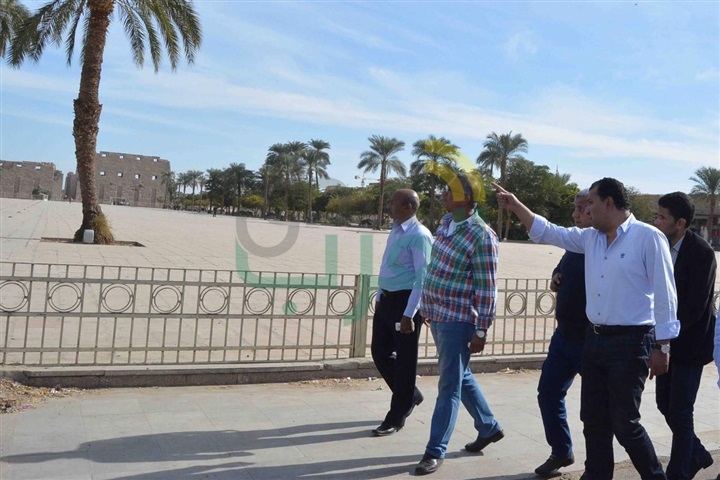 بالصور.. محافظ الأقصر يتفقد طريق المطار وعدد من شوارع المحافظة