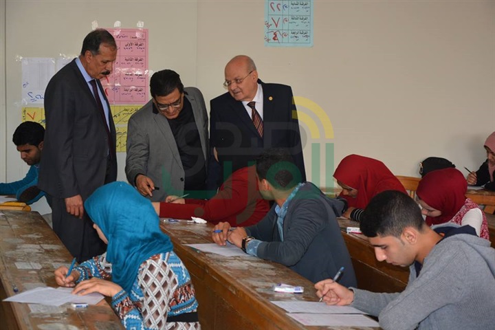 رئيس جامعة الزقازيق يواصل جولاته لتفقد لجان الامتحانات