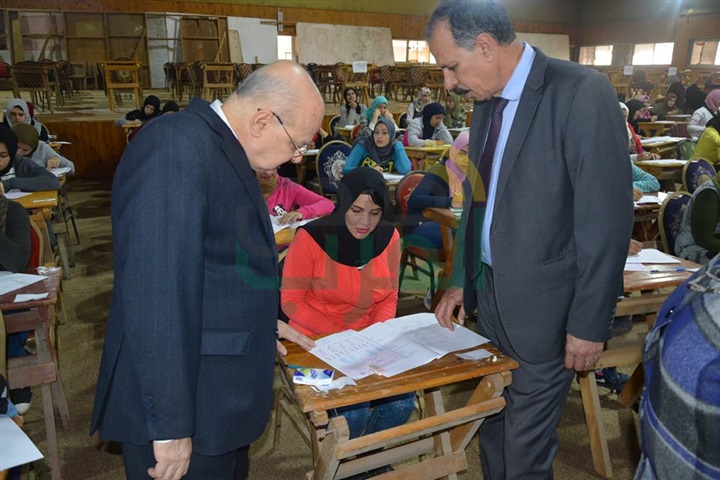 رئيس جامعة الزقازيق يواصل جولاته لتفقد لجان الامتحانات