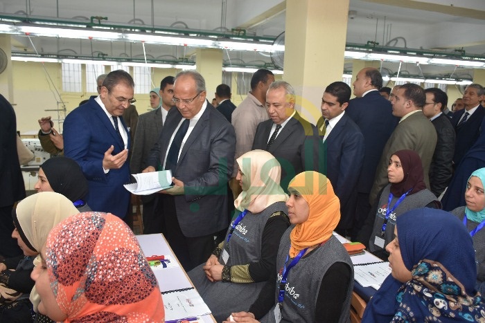 وزير التنمية المحلية ومحافظ الشرقية يفتتحان وحدة "شغلك في قريتك" بقرية طحا المرج بديرب نجم
