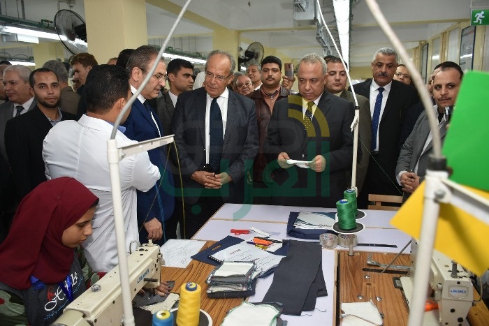 وزير التنمية المحلية ومحافظ الشرقية يفتتحان وحدة "شغلك في قريتك" بقرية طحا المرج بديرب نجم