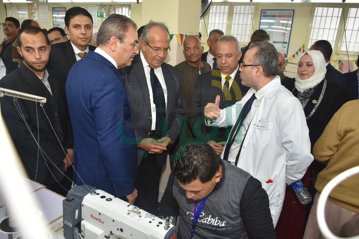 وزير التنمية المحلية ومحافظ الشرقية يفتتحان وحدة "شغلك في قريتك" بقرية طحا المرج بديرب نجم