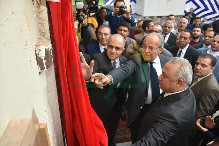 وزير التنمية المحلية ومحافظ الشرقية يفتتحان وحدة "شغلك في قريتك" بقرية طحا المرج بديرب نجم