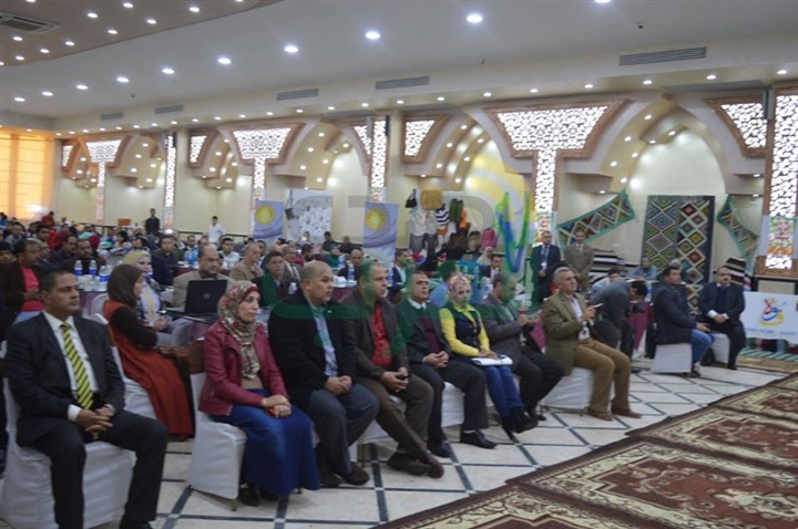 بالصور.."نصر" و"جامع" يكرمان 22 متدربًا خلال مؤتمر الشباب للعمل الحر بكفر الشيخ
