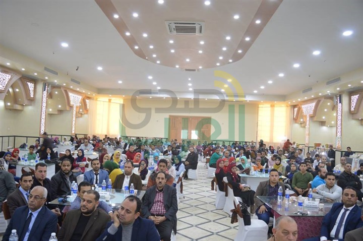 بالصور.."نصر" و"جامع" يكرمان 22 متدربًا خلال مؤتمر الشباب للعمل الحر بكفر الشيخ