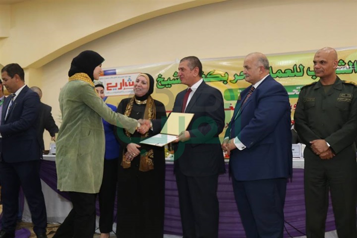 بالصور.."نصر" و"جامع" يكرمان 22 متدربًا خلال مؤتمر الشباب للعمل الحر بكفر الشيخ