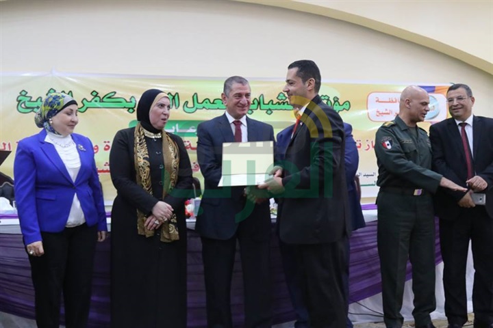 بالصور.."نصر" و"جامع" يكرمان 22 متدربًا خلال مؤتمر الشباب للعمل الحر بكفر الشيخ