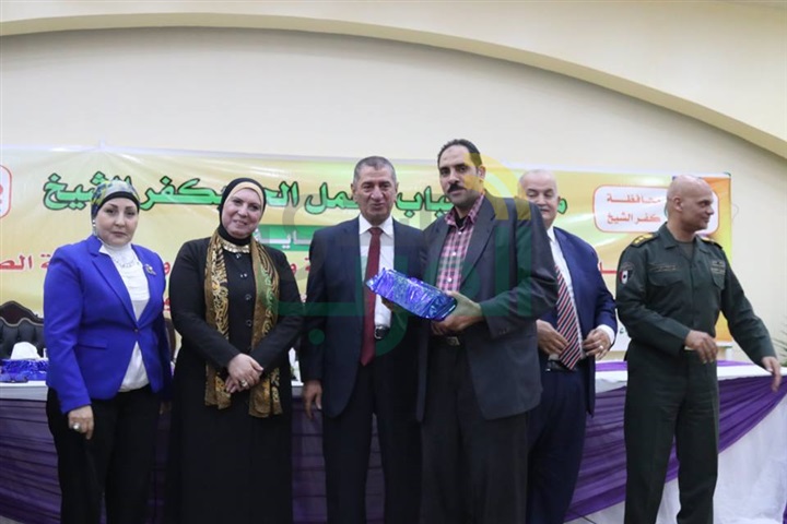 بالصور.."نصر" و"جامع" يكرمان 22 متدربًا خلال مؤتمر الشباب للعمل الحر بكفر الشيخ