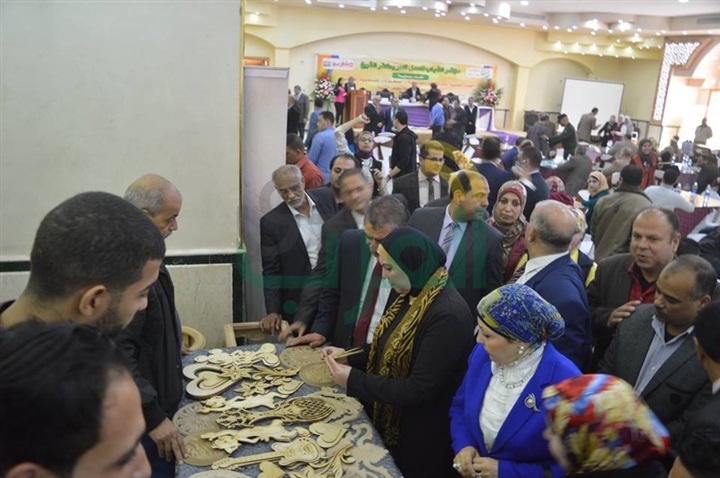 بالصور.."نصر" و"جامع" يكرمان 22 متدربًا خلال مؤتمر الشباب للعمل الحر بكفر الشيخ