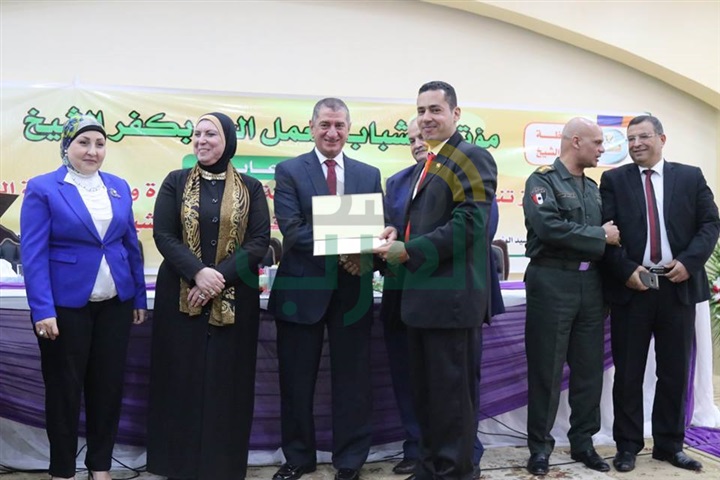 بالصور.."نصر" و"جامع" يكرمان 22 متدربًا خلال مؤتمر الشباب للعمل الحر بكفر الشيخ
